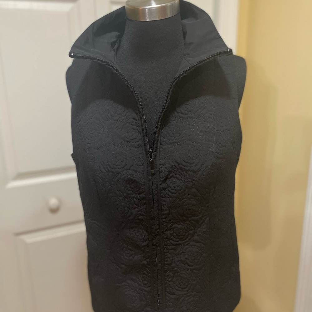 Dress Barn Black form fitting vest. Quilted, front slit pockets, size small